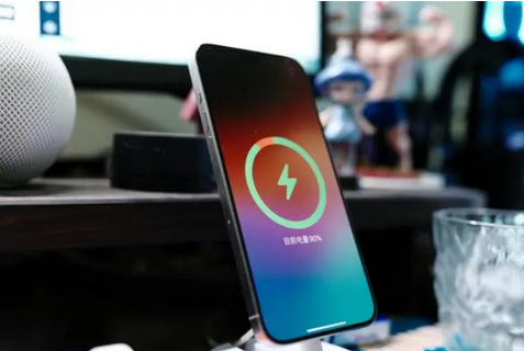 调楼镇苹果15换屏服务分享用什么充电器给iPhone15充电更好 